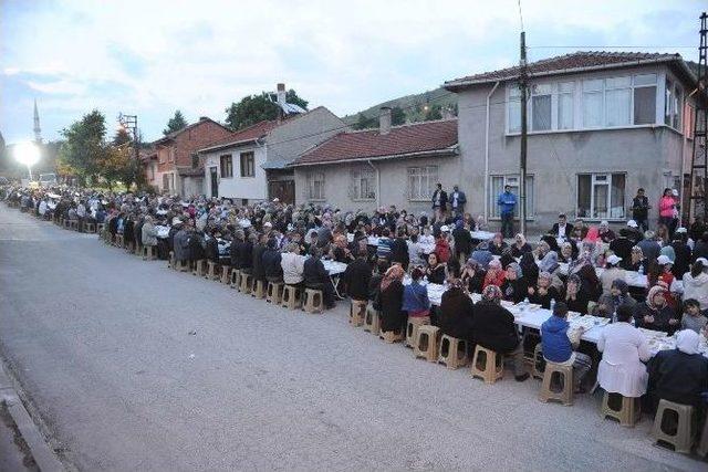 Boz&uuml;y&uuml;k Belediyesi&rsquo;nin Mahalle İftarları Tekke Mahalle&rsquo;de Başladı 3