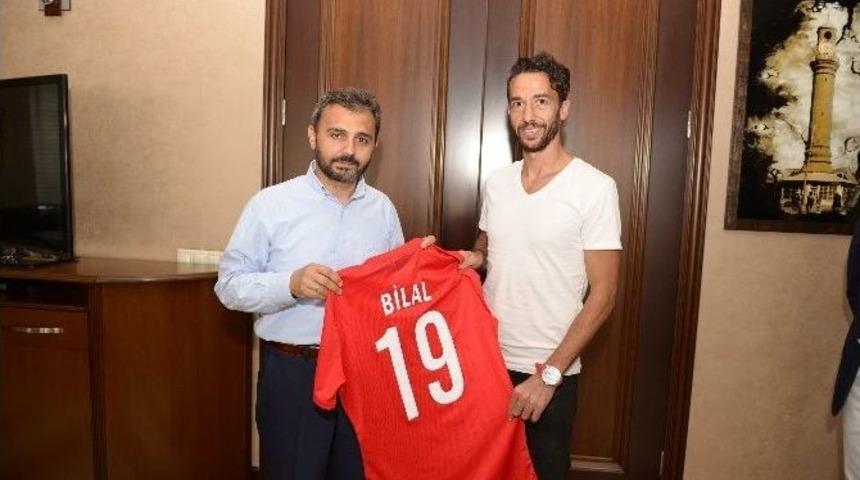&Uuml;nl&uuml; Futbolcu&rsquo;dan Başkan K&uuml;lc&uuml;&rsquo;ye Milli Forma Hediyesi