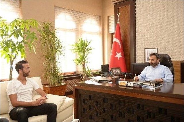 &Uuml;nl&uuml; Futbolcu&rsquo;dan Başkan K&uuml;lc&uuml;&rsquo;ye Milli Forma Hediyesi 1