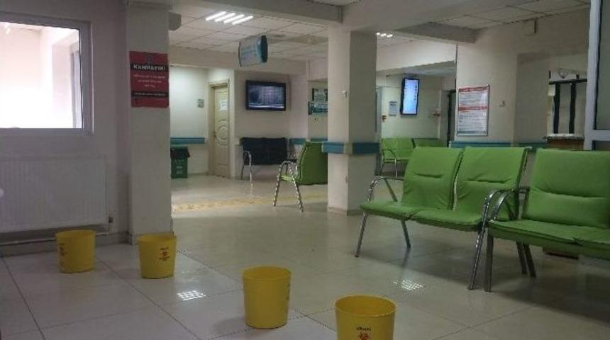 &Ccedil;atısı Sızdıran Acil Servise Kovalı &Ccedil;&ouml;z&uuml;m