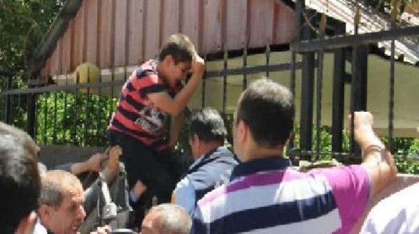 Topu Almak Isterken Eline Demir Korkuluk Saplandı