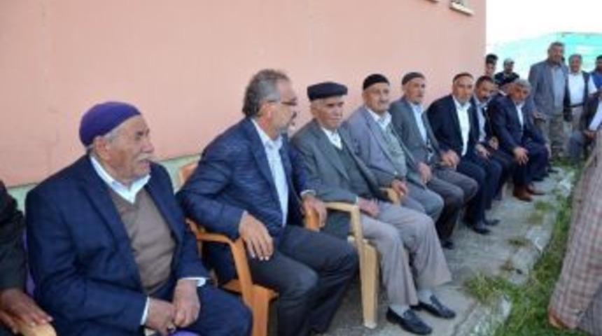 Ağrı Belediyesi Eş Başkanı Sırrı Sakık Kavgalı Aileleri Barıştırdı