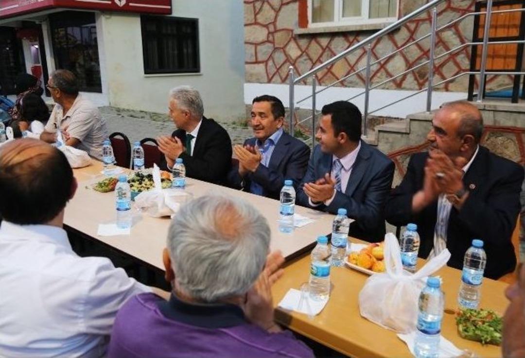 B&uuml;y&uuml;kşehir Belediyesi Uzundere İl&ccedil;esi&rsquo;nde Sokak İftarı Verdi