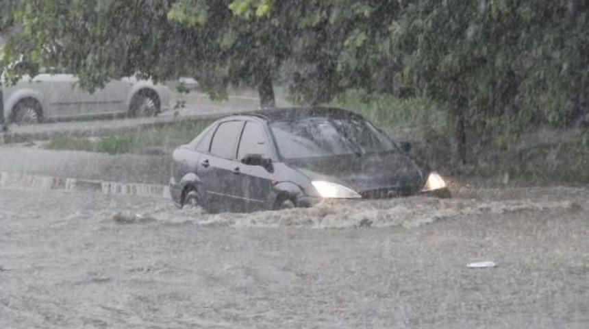 Yarım Saatlik Yağmur İzmit'te Hayatı Durma Noktasına Getirdi