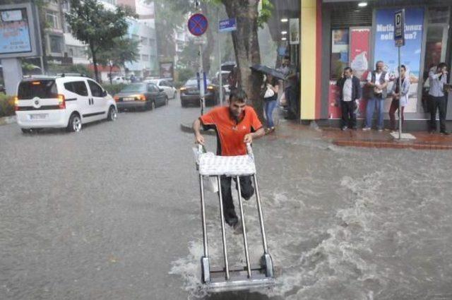 Yarım Saatlik Yağmur İzmit'te Hayatı Durma Noktasına Getirdi