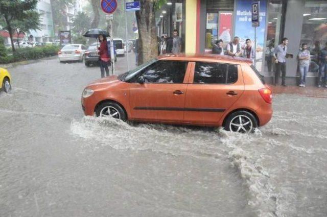 Yarım Saatlik Yağmur İzmit'te Hayatı Durma Noktasına Getirdi