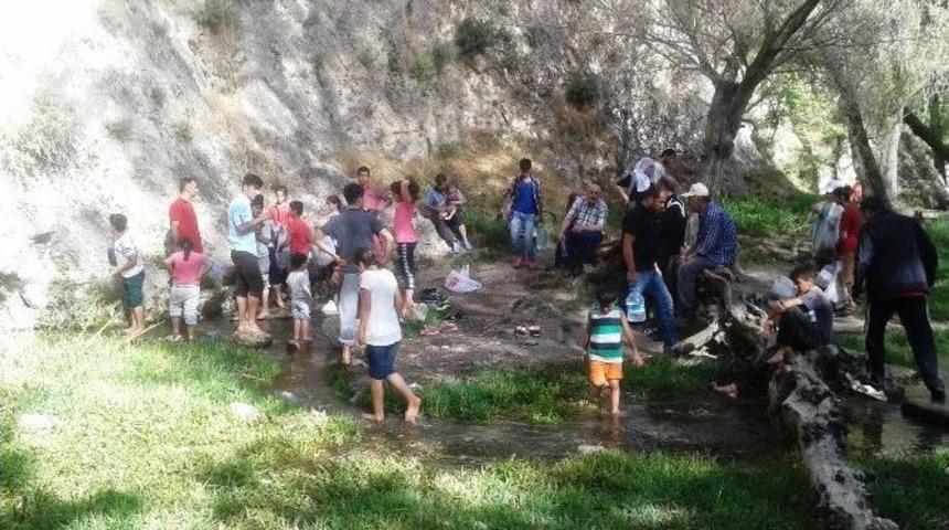 Van&rsquo;da Horhor &Ccedil;eşmesi Soğuk Suyu İle Vatandaşların Akınına Uğruyor