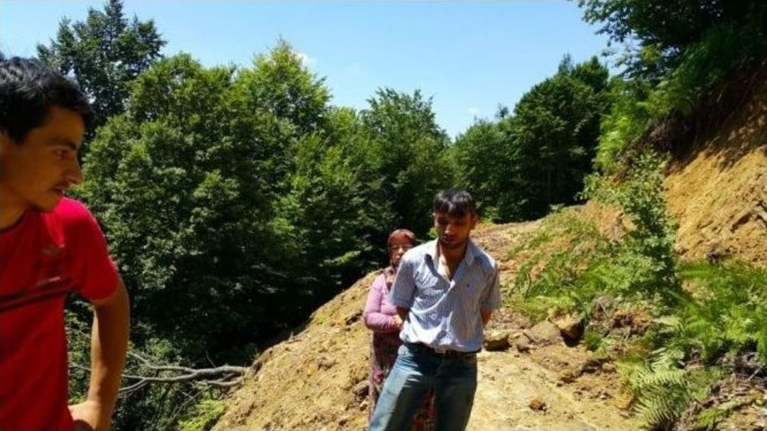 Yolu Kapanan Aile Yetkililerden Yardım Bekliyor