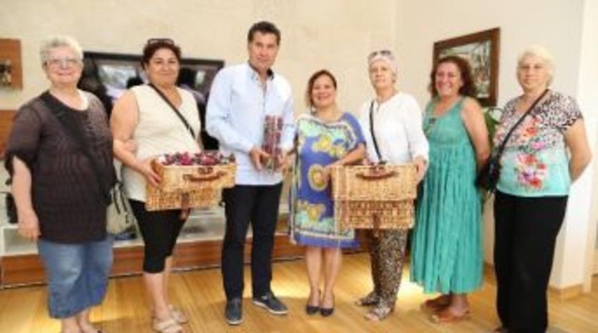 &Ouml;rg&uuml; Grubu, Yeni Kumaş Begonvillerini Başkan Kocadon&rsquo;a G&ouml;sterdi