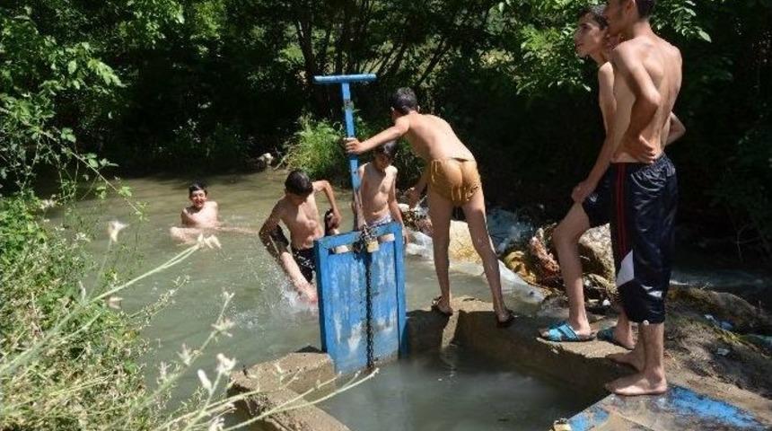 Havalar Isındı, &Ccedil;ocuklar Kendilerini Suya Attı