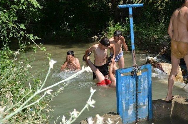 Havalar Isındı, Çocuklar Kendilerini Suya Attı