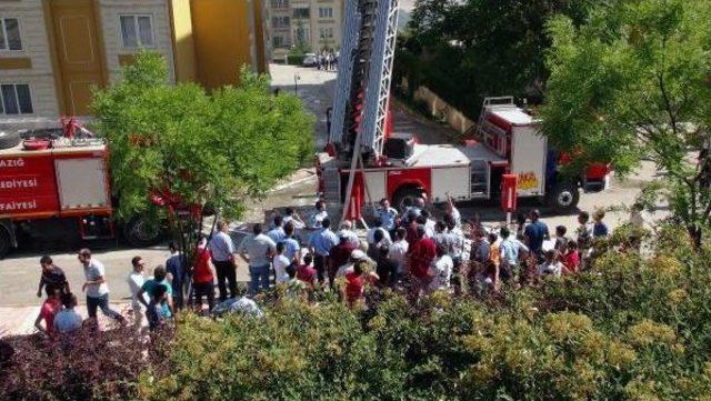 Elazığ'da Apartman Çatısında Yangın Paniği