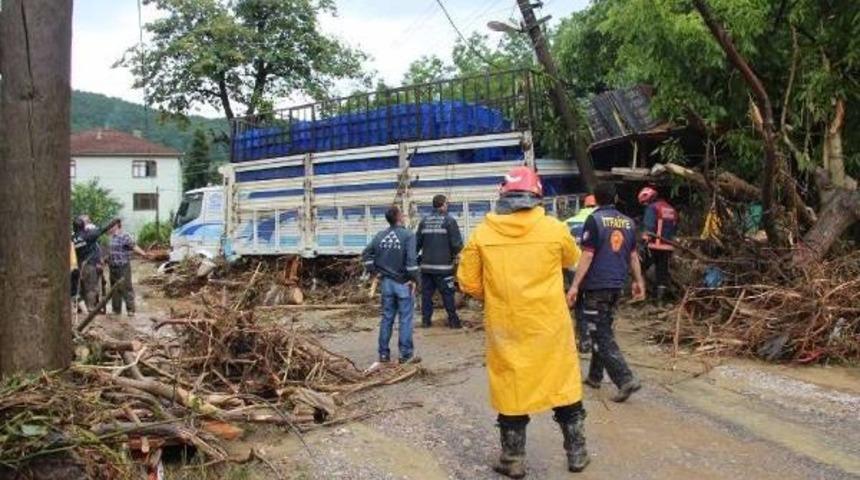 Sakarya&rsquo;Da Dere Taştı Bir Kadın Sel Sularına Kapılarak Kayboldu (Yeniden)
