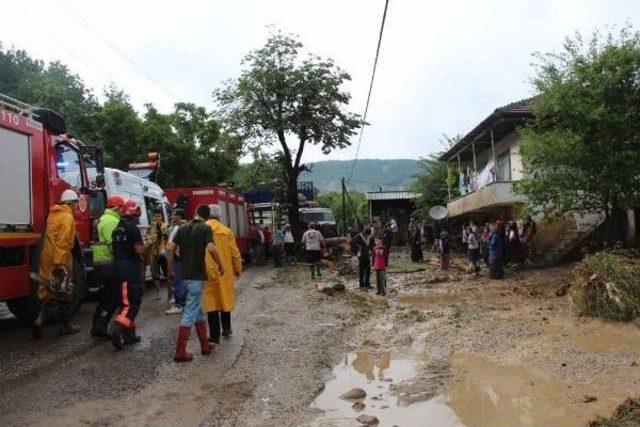 Sakarya’Da Dere Taştı Bir Kadın Sel Sularına Kapılarak Kayboldu (Yeniden)