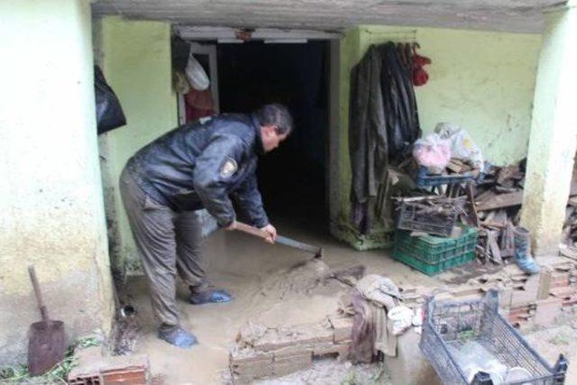 Sakarya’Da Dere Taştı Bir Kadın Sel Sularına Kapılarak Kayboldu (Yeniden)