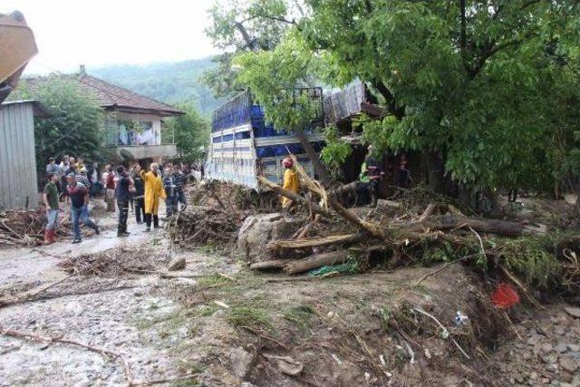 Sakarya’Da Dere Taştı Bir Kadın Sel Sularına Kapılarak Kayboldu (Yeniden)