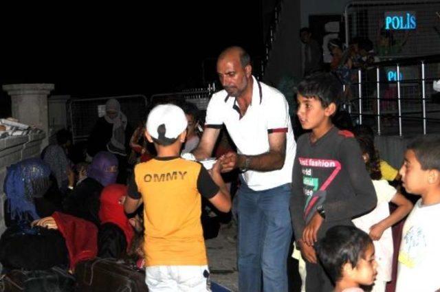 Suriye den Kaçan 200 Türkmen Türkiye de Iftar Açtı 1