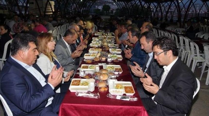 Başkan Yaşar, Serhatlılar&rsquo;la İftar Sofrasında Buluştu