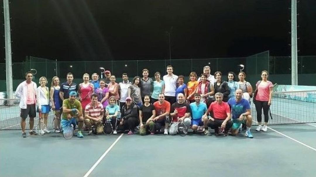 Trabzon&rsquo;da İftardan Sonra &Ccedil;iftler Tenis Kortunda Ter Atıyor