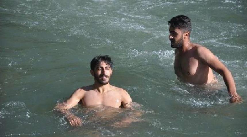 Dağlıca'da Irmakta Serinlik