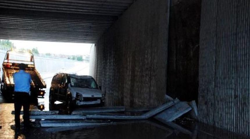 Kamyonet Alt Ge&ccedil;it Duvarına &Ccedil;arptı