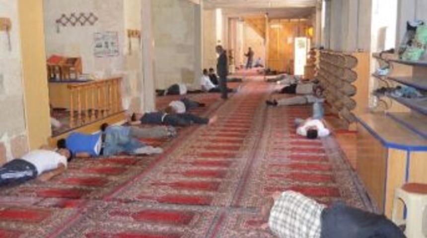 Oru&ccedil; Tutan Vatandaşlar Klimalı Camilere Akın Ediyor
