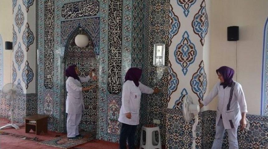 Şehzadeler Belediyesinden Camilere Temizlik Desteği