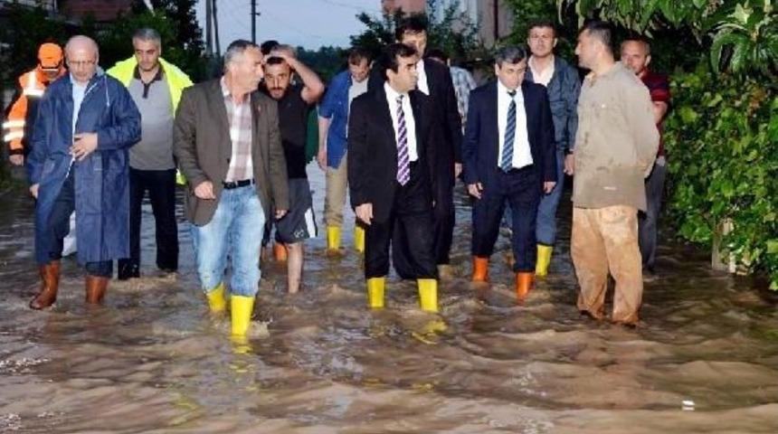 Kartepe Eşme'de Sel Suları Y&uuml;z&uuml;nden Bir&ccedil;ok Eve Girilemiyor (2)