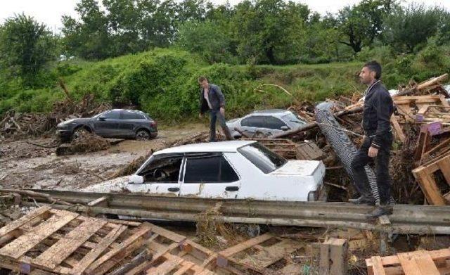 Kartepe Eşme'de Sel Suları Yüzünden Birçok Eve Girilemiyor (2)