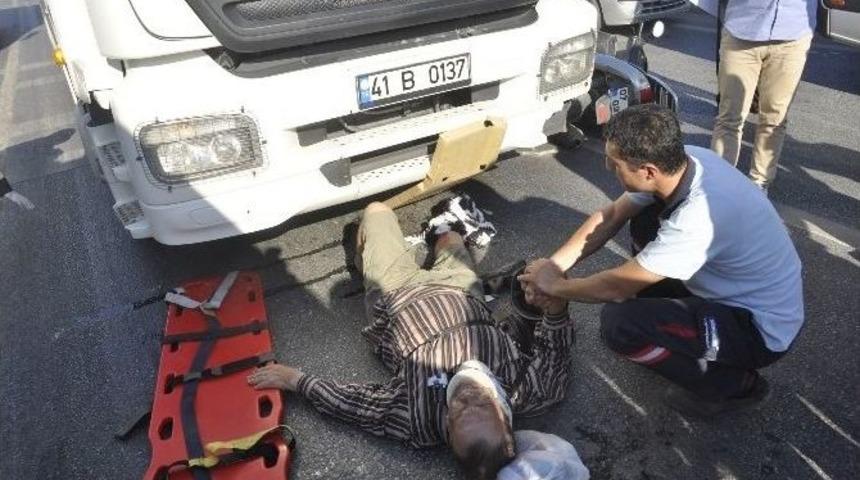 Turistlere Kamyon &Ccedil;arptı: 2 Yaralı