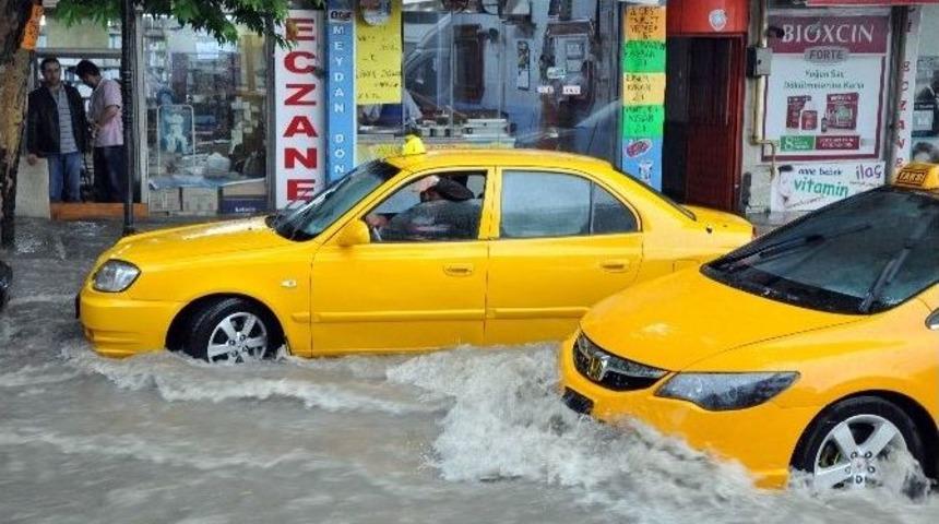 Kırıkkale&rsquo;de Sağanak Yağış Hayatı Fel&ccedil; Etti