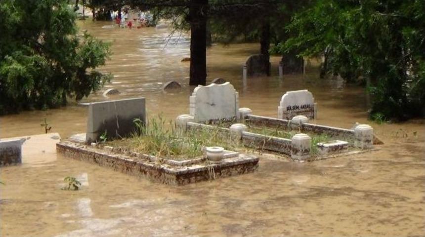 Kırıkkale&rsquo;de Dolu Ve Sağanak Yağış Ulaşıma Engel Oldu