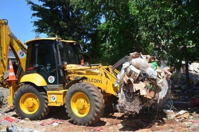 Çöp Ev Haline Gelen Kullanılmayan Ev, Belediye Tarafından Temizlendi