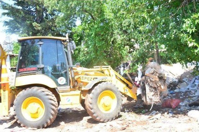 Çöp Ev Haline Gelen Kullanılmayan Ev, Belediye Tarafından Temizlendi