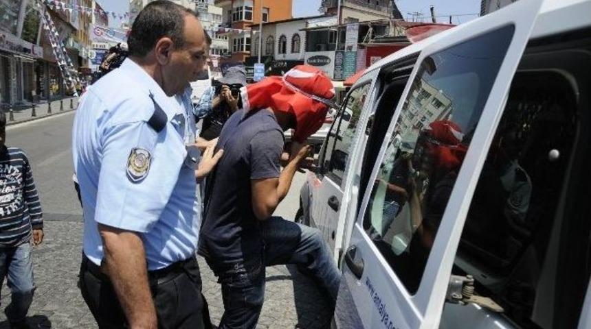 T&uuml;rk Bayrağıyla İntihar Girişimi