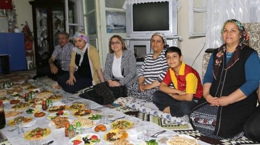 Başkan Şahin, Yetim Evine Konuk Oldu