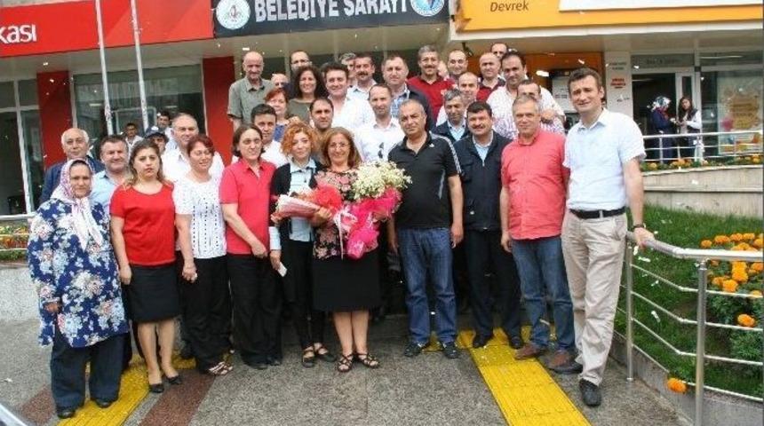 30 Yıllık G&ouml;reve G&ouml;zyaşları İ&ccedil;inde Veda Etti