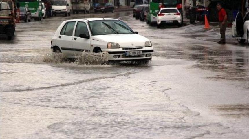 Yarım Saatlik Sağanak Yağmur Bolu'yu Fel&ccedil; Etti