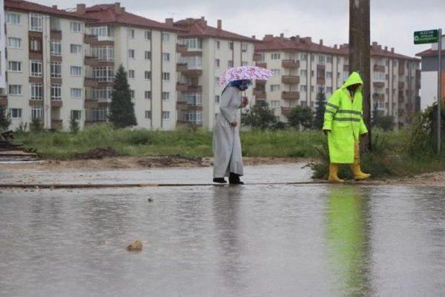 Yarım Saatlik Sağanak Yağmur Bolu'yu Felç Etti