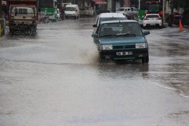 Yarım Saatlik Sağanak Yağmur Bolu'yu Felç Etti