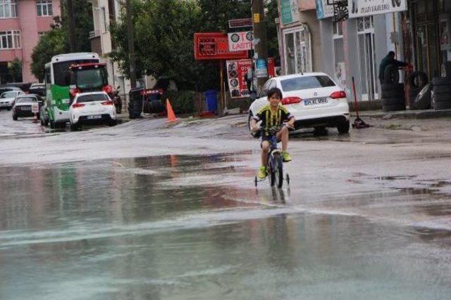 Yarım Saatlik Sağanak Yağmur Bolu'yu Felç Etti