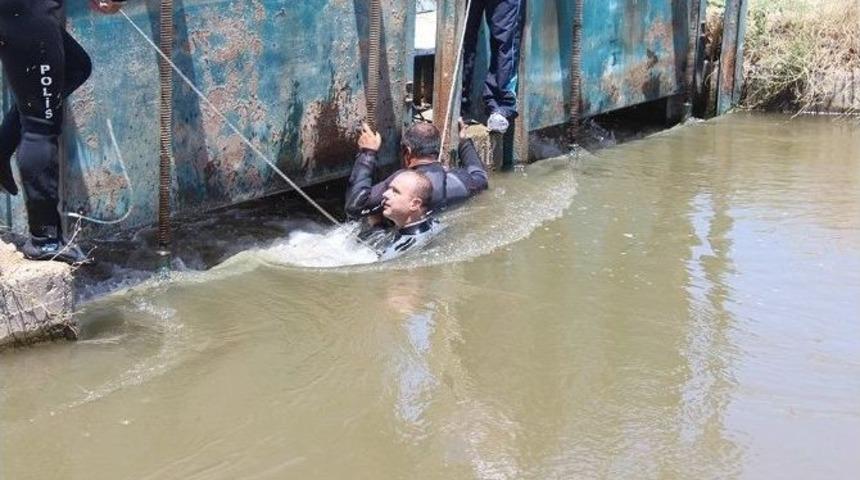19 Yaşındaki Gen&ccedil; Sulama Kanalına Atladı