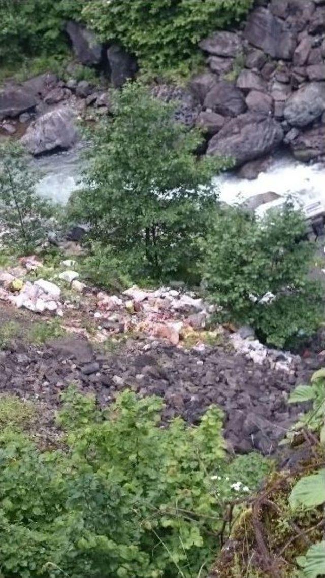 Freni Boşalan Ara&ccedil; Şarampole Yuvarlandı 1