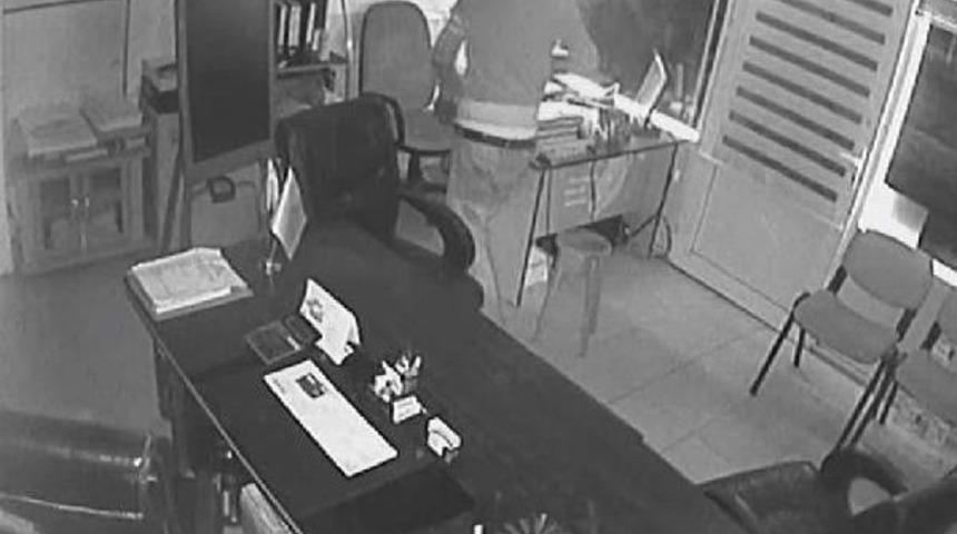 G&uuml;nd&uuml;z Kiralık Ev Sordu, Gece Laptopları &Ccedil;aldı