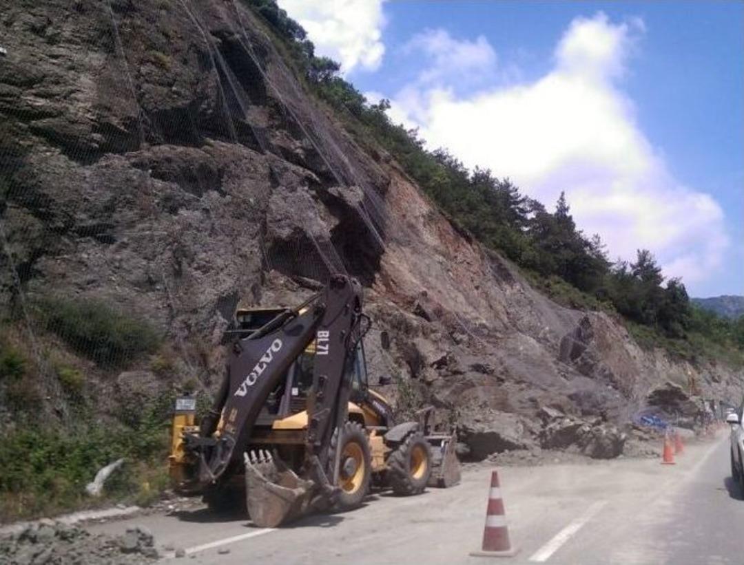 D-650 Karayolunda Tehlikeye Neden Olan Kayalar Kontroll&uuml; Şekilde Patlatıldı