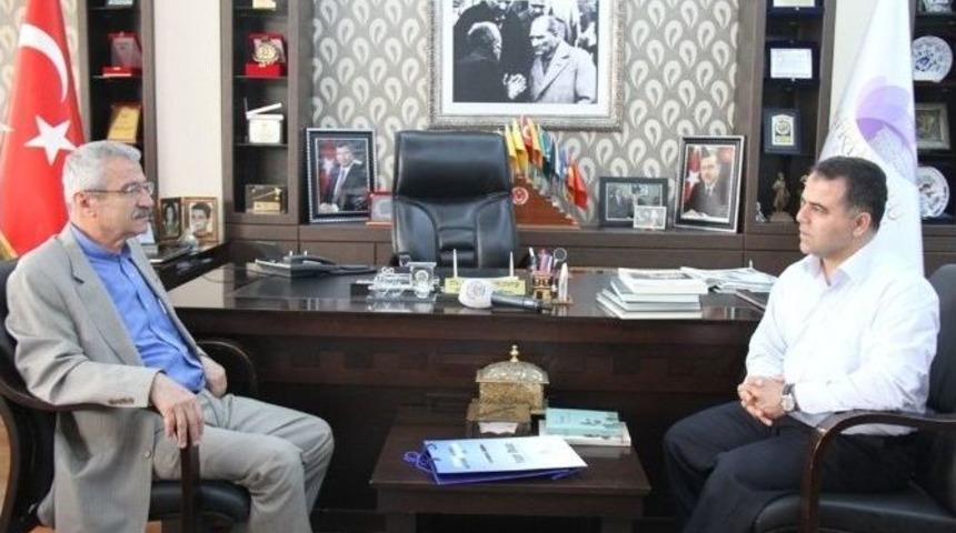 T&uuml;rk&ccedil;e S&ouml;zl&uuml;ğ&uuml;n Yazarı Doğan, Başkan Aksoy&rsquo;u Ziyaret Etti