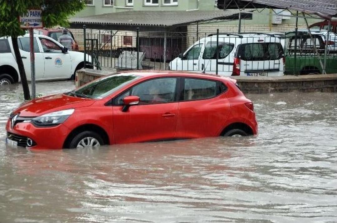 Sorgun İl&ccedil;esinde Evleri Yağmur Suları Bastı