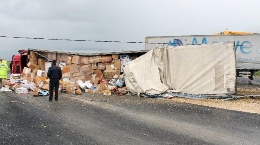 Tosya&rsquo;da Yıkılan K&ouml;pr&uuml;n&uuml;n Yanında Tır Devrildi: 1 Yaralı