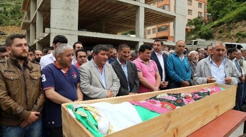 Lise Son Sınıf &Ouml;ğrencisi Son Yolculuğuna Uğurlandı