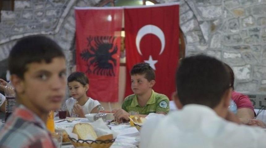 T&uuml;rkiye Diyanet Vakfı Arnavutluk&rsquo;ta İyilik Sofrası Kurdu
